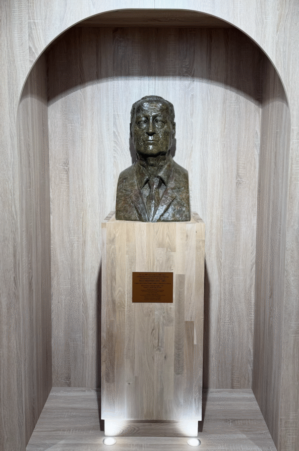 Buste de Pierre MESSMER en salle Pierre MESSMER